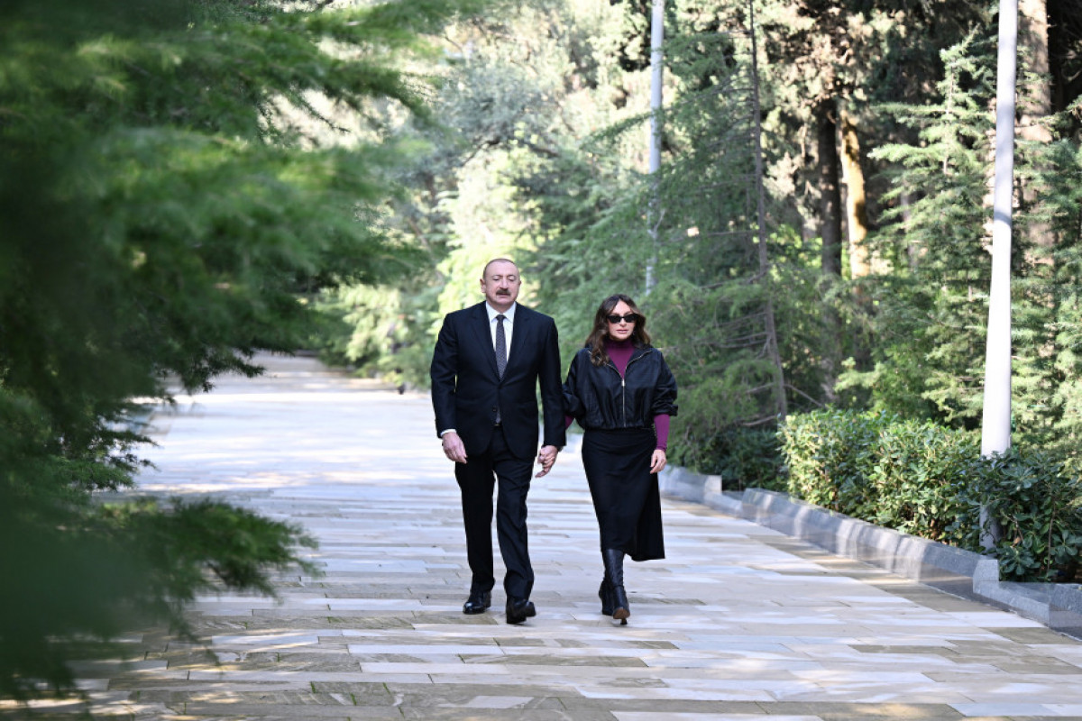 Ilham Aliyev et Mehriban Aliyeva se recueillent devant la tombe d’Heydar Aliyev