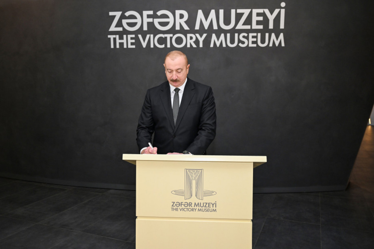 Ilham Aliyev et Mehriban Aliyeva participent à la cérémonie d'ouverture du Musée de la Victoire