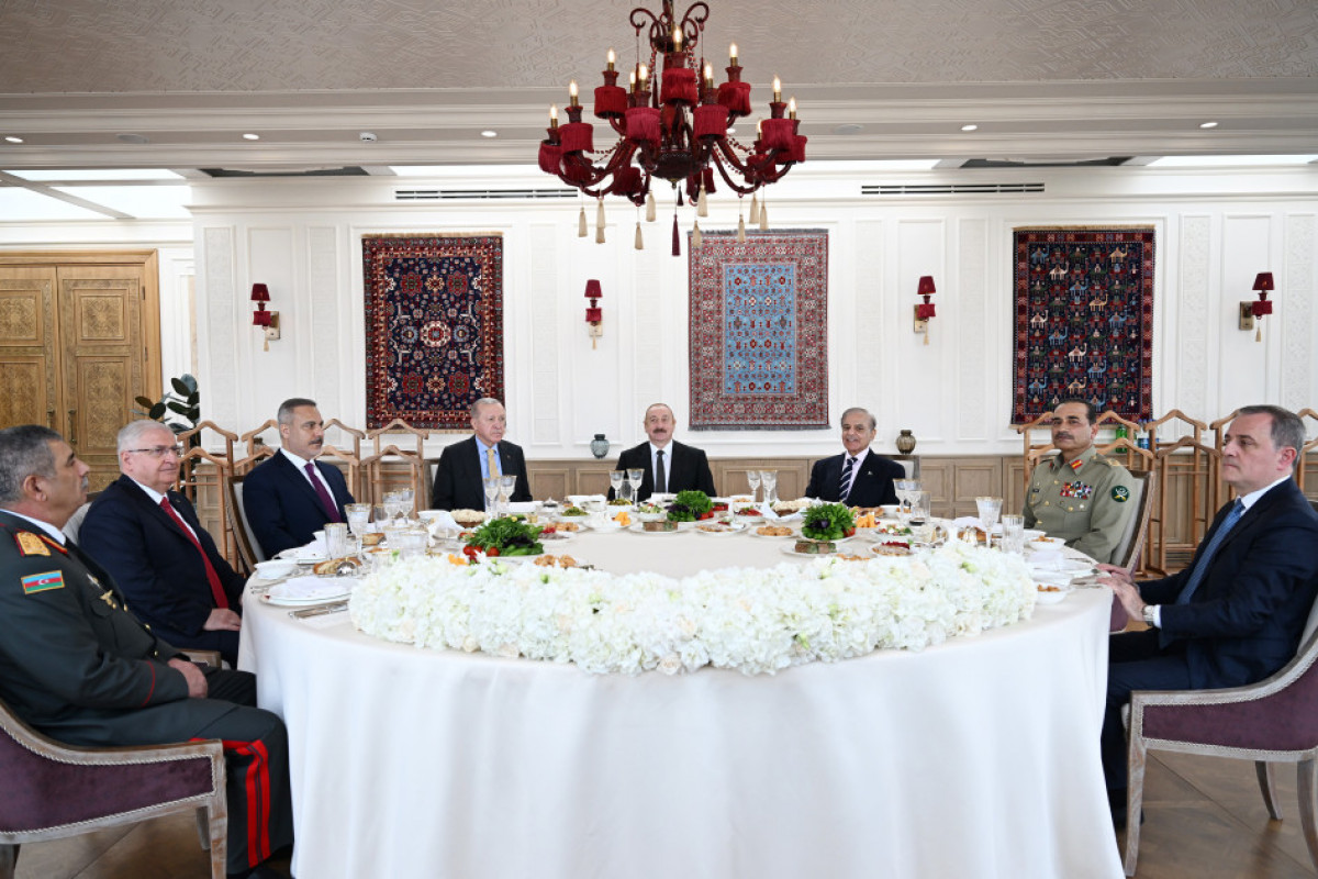 Les présidents azerbaidjanais et turc, ainsi que le Premier ministre pakistanais dînent ensemble