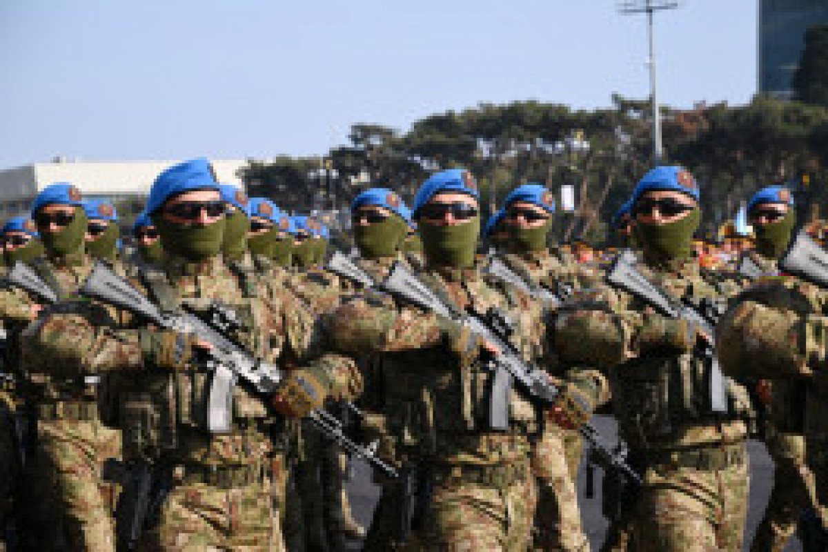 Bakou : Défilé militaire consacré au cinquième anniversaire de la Victoire remportée dans la Guerre patriotique - En direct 