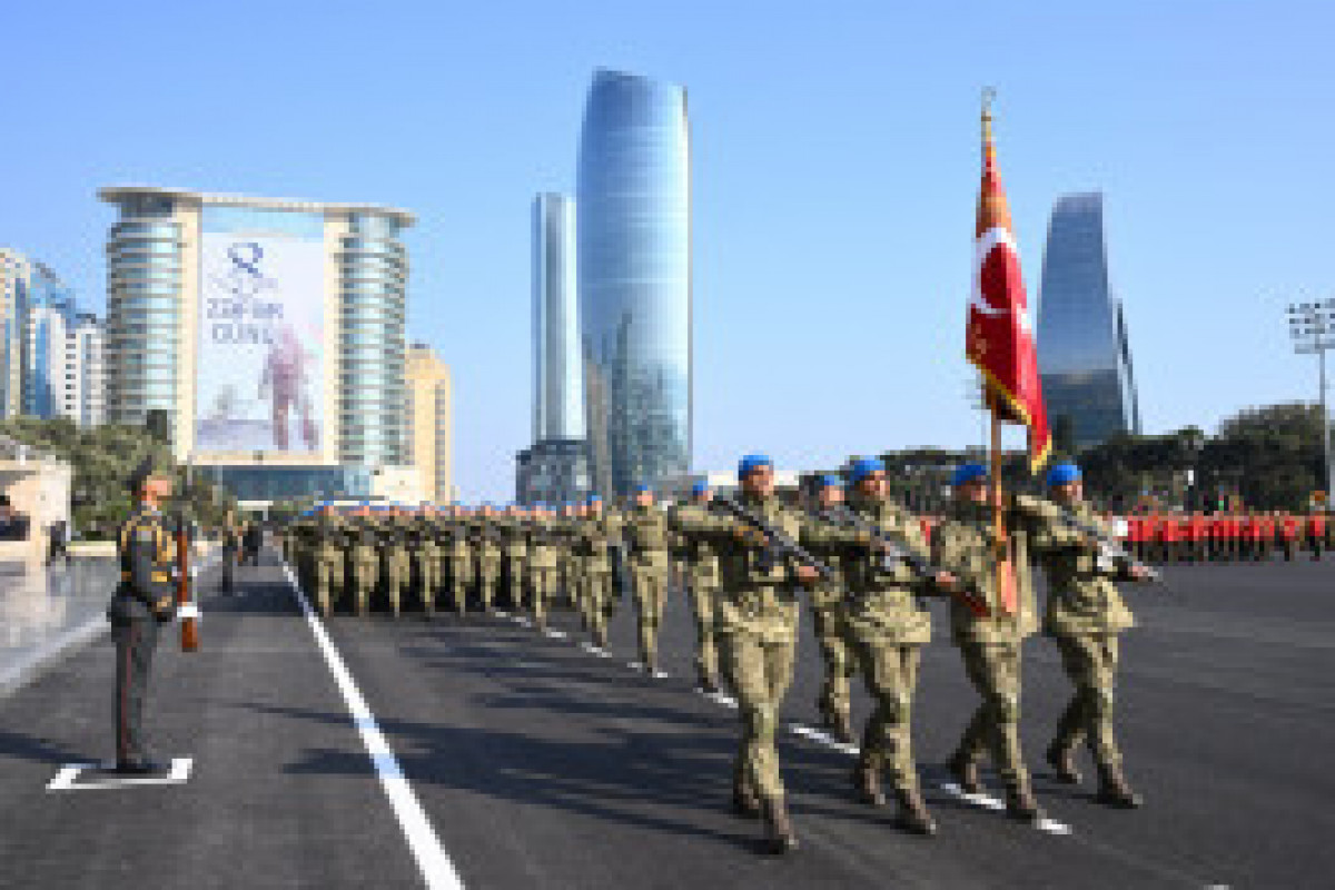 Bakou : Défilé militaire consacré au cinquième anniversaire de la Victoire remportée dans la Guerre patriotique - En direct 