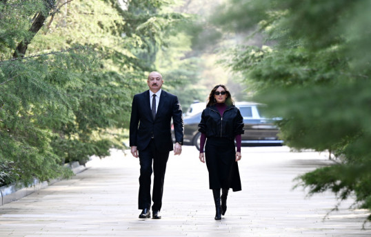 Ilham Aliyev et Mehriban Aliyeva se recueillent devant la tombe d’Heydar Aliyev