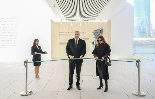 Ilham Aliyev et Mehriban Aliyeva participent à la cérémonie d'ouverture du Musée de la Victoire