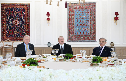 Les présidents azerbaidjanais et turc, ainsi que le Premier ministre pakistanais dînent ensemble