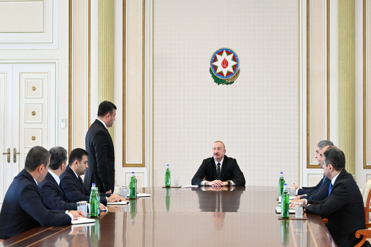 Ilham Aliyev reçoit le nouveau représentant présidentiel nommé à Nakhtchivan ainsi que les chefs de plusieurs autorités exécutives des régions