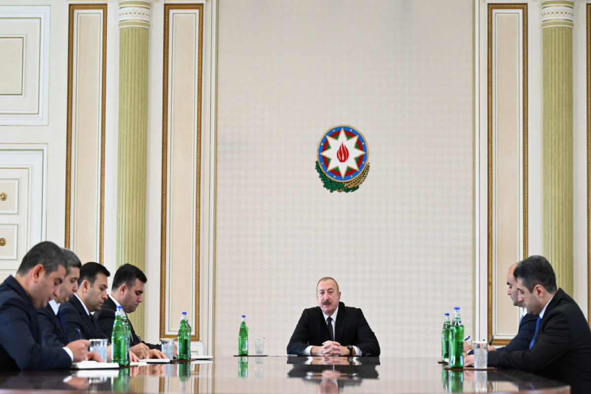 Ilham Aliyev reçoit le nouveau représentant présidentiel nommé à Nakhtchivan ainsi que les chefs de plusieurs autorités exécutives des régions