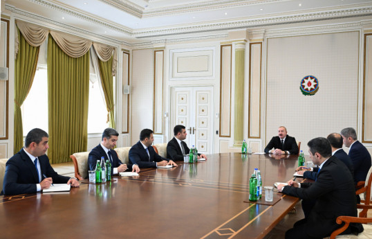 Ilham Aliyev reçoit le nouveau représentant présidentiel nommé à Nakhtchivan ainsi que les chefs de plusieurs autorités exécutives des régions