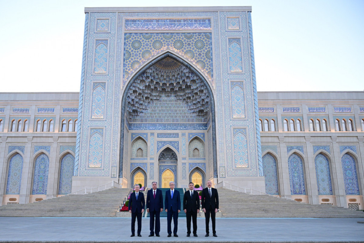 Le président Ilham Aliyev visite le Centre de la civilisation islamique à Tachkent