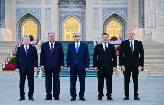 Le président Ilham Aliyev visite le Centre de la civilisation islamique à Tachkent