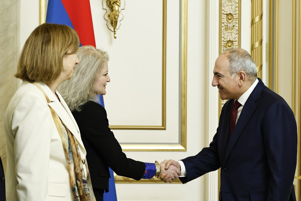 Alison Hooker et Nikol Pachinian