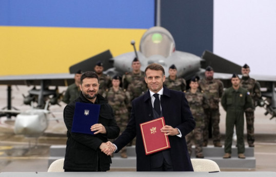 Presidénts Volodymyr Zelensky et Ilham Aliyev