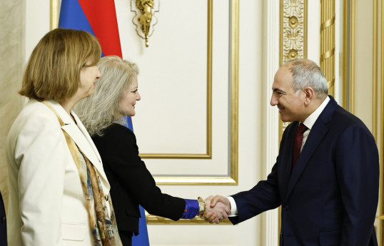 Alison Hooker et Nikol Pachinian