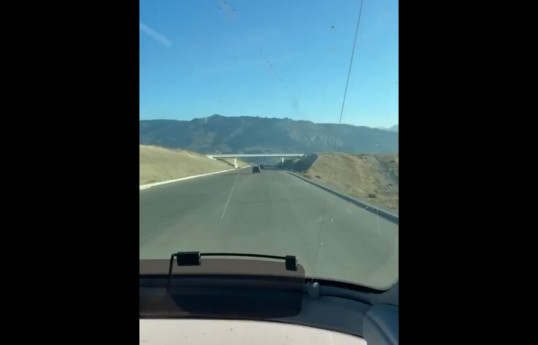 Hikmet Hadjiyev partage une nouvelle vidéo sur la construction d'une route dans le corridor de Zenguézour