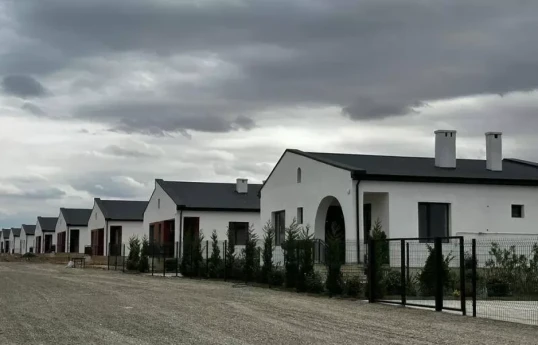 Retour d'un nouveau groupe de déplacés internes dans le village de Khydyrly à Aghdam