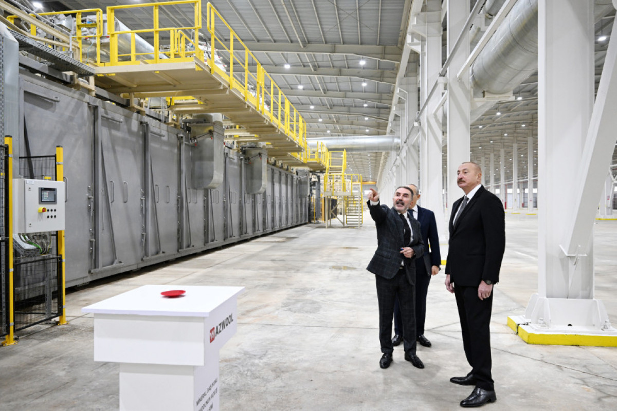 Ilham Aliyev participe à l’inauguration de l’usine de laine de roche AZWOOL