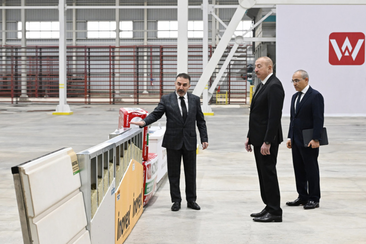 Ilham Aliyev participe à l’inauguration de l’usine de laine de roche AZWOOL