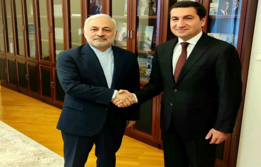 Vahid Jalalzadeh, vice-ministre iranien des AE et Hikmet Hadjiyev, assistant du président azerbaïdjanais