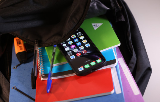 Emmanuel Macron souhaite interdire les téléphones portables dans les lycées dès la rentrée prochaine