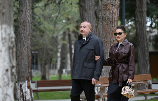 Le Président Ilham Aliyev et son épouse Mehriban Aliyeva participent à l'inauguration d'un nouveau parc à Bakou