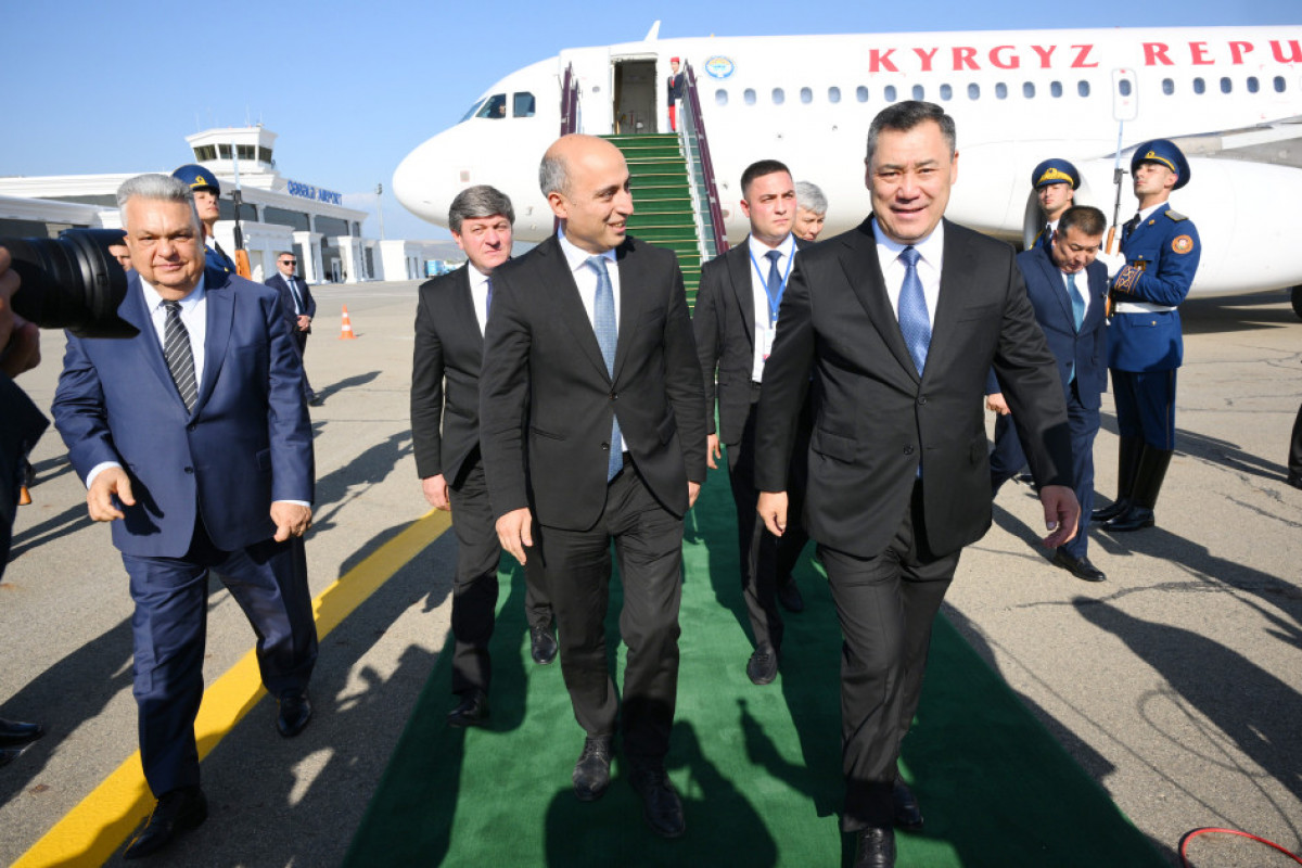 Le président kirghiz entame une visite en Azerbaïdjan