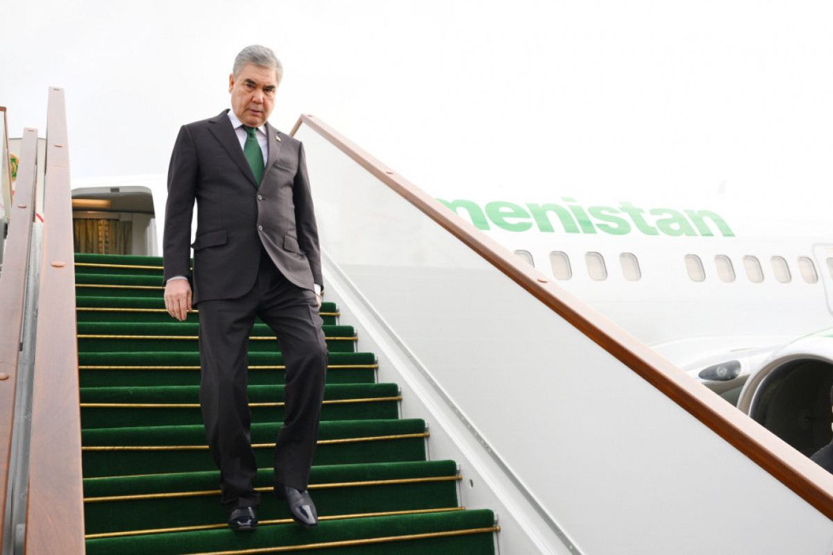 Le président du Conseil du peuple du Turkménistan arrive en Azerbaïdjan