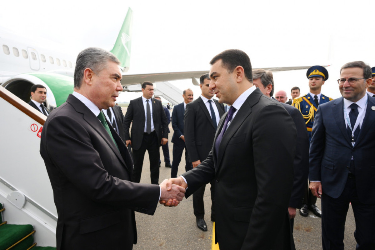 Le président du Conseil du peuple du Turkménistan arrive en Azerbaïdjan