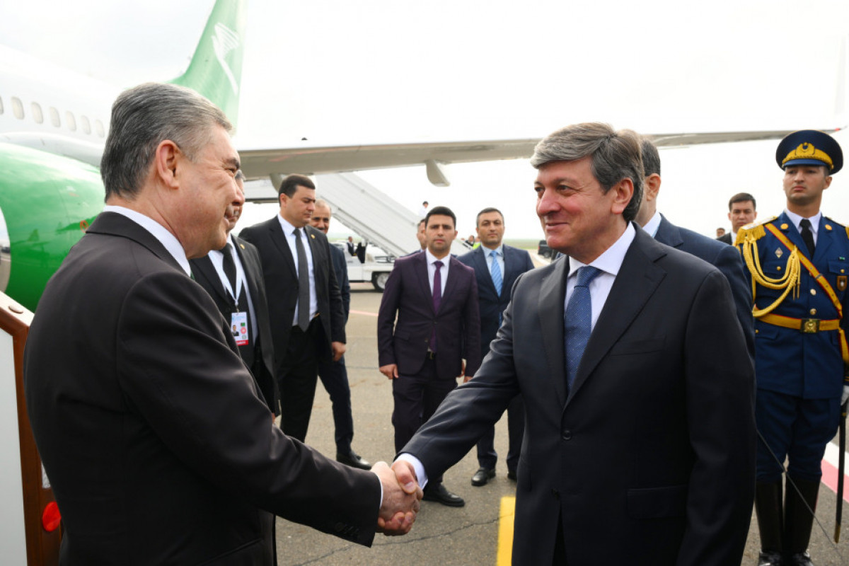 Le président du Conseil du peuple du Turkménistan arrive en Azerbaïdjan