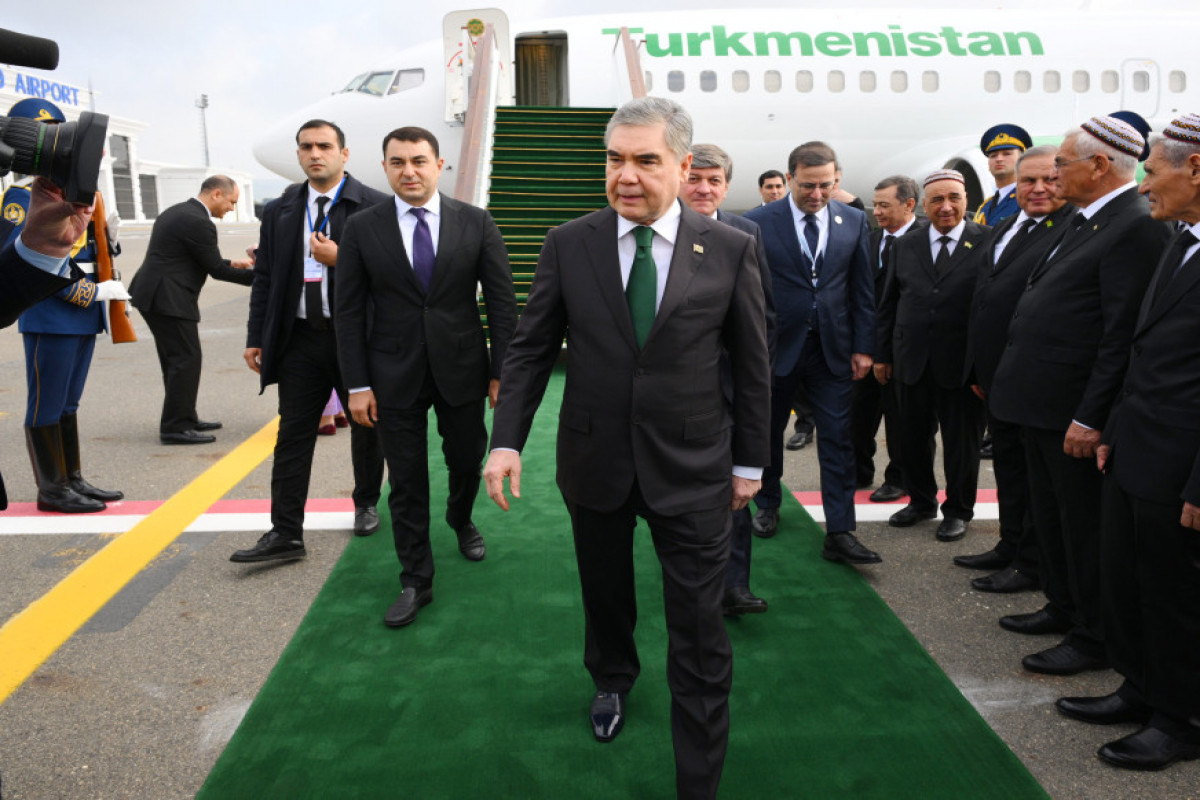 Le président du Conseil du peuple du Turkménistan arrive en Azerbaïdjan