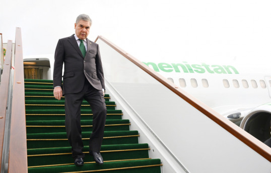 Le président du Conseil du peuple du Turkménistan arrive en Azerbaïdjan