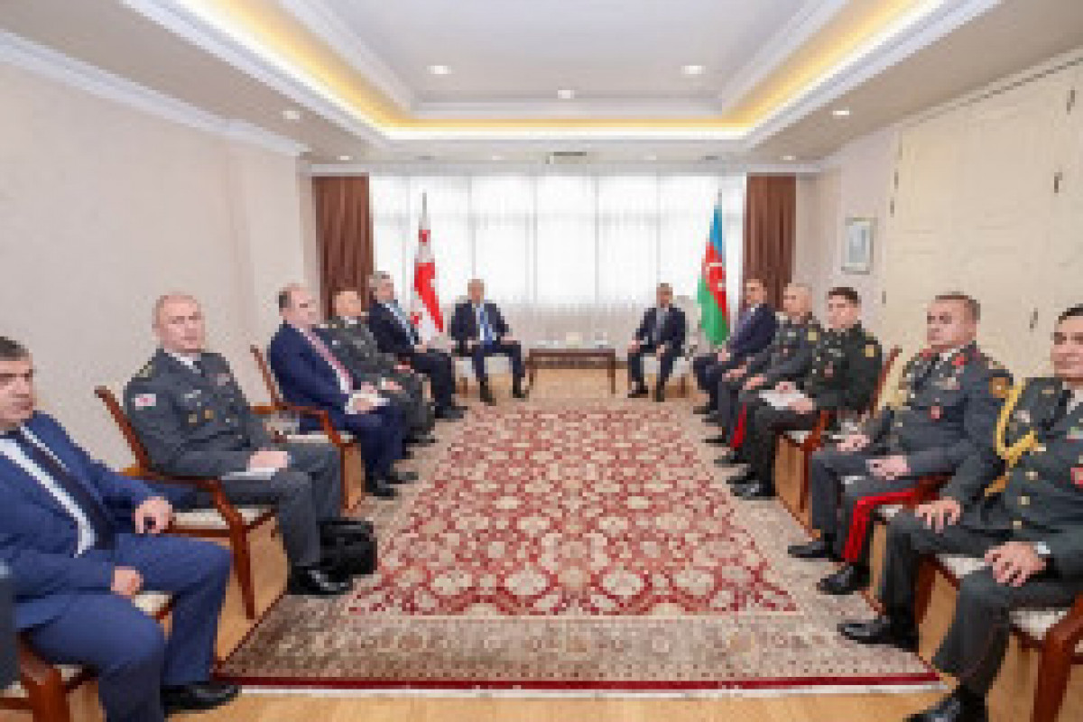 Le ministre azerbaïdjanais de la Défense rencontre son homologue géorgien