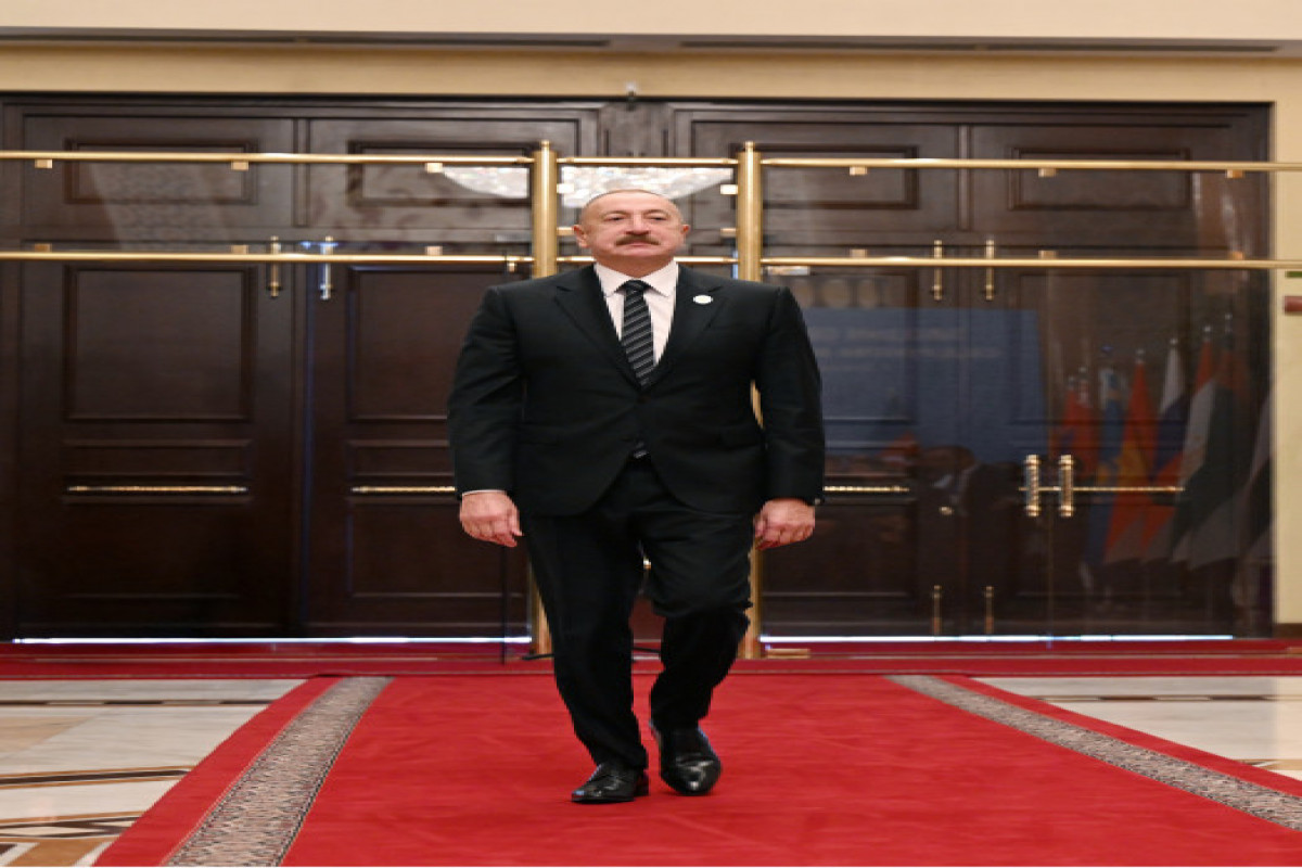Réunion du Conseil des Chefs d’État de CEI à Douchanbé : Le président Aliyev arrive au Palais de la Nation