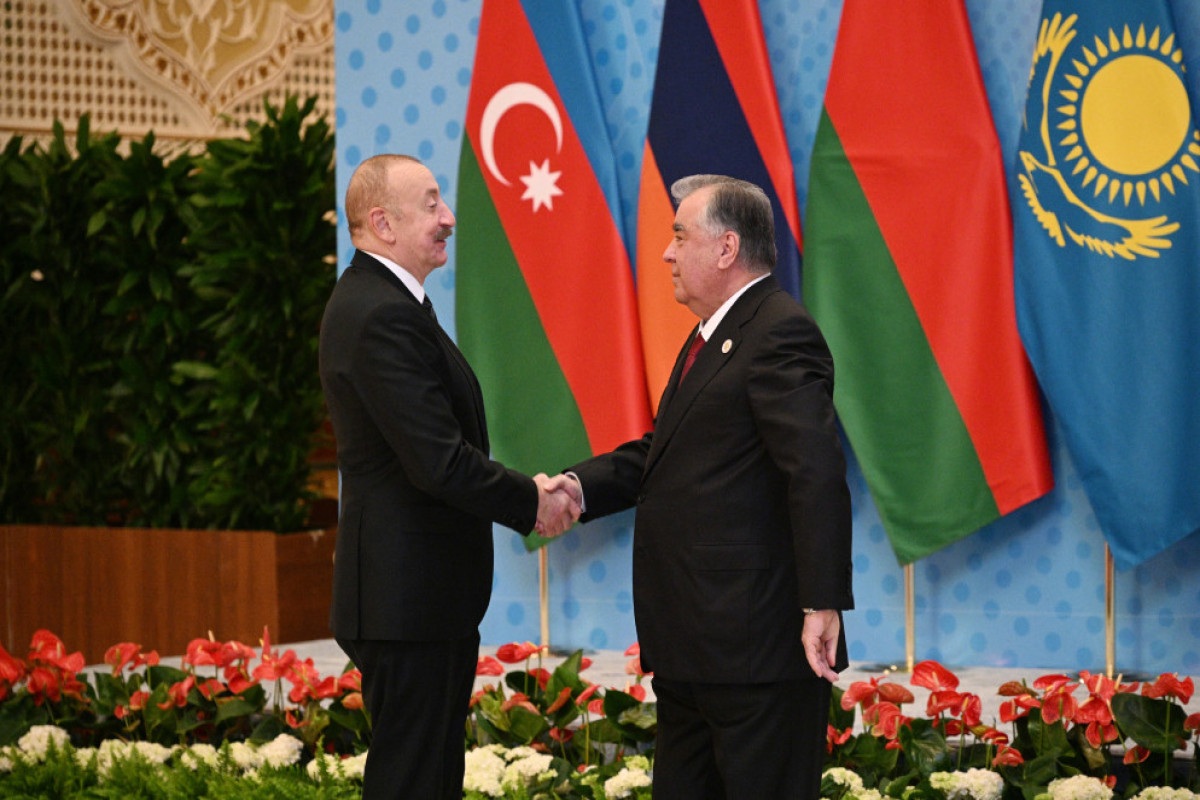 Réunion du Conseil des Chefs d’État de CEI à Douchanbé : Le président Aliyev arrive au Palais de la Nation