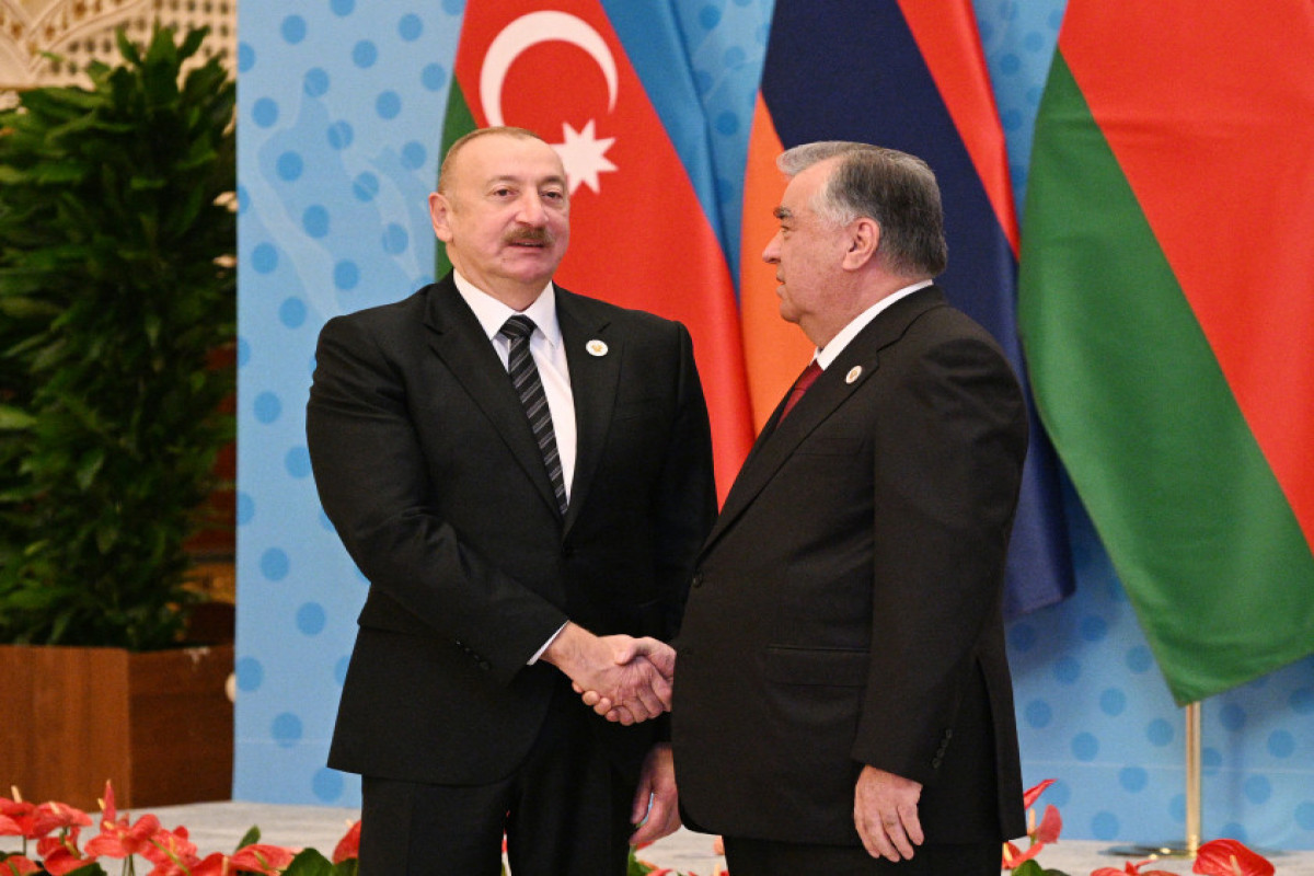 Réunion du Conseil des Chefs d’État de CEI à Douchanbé : Le président Aliyev arrive au Palais de la Nation