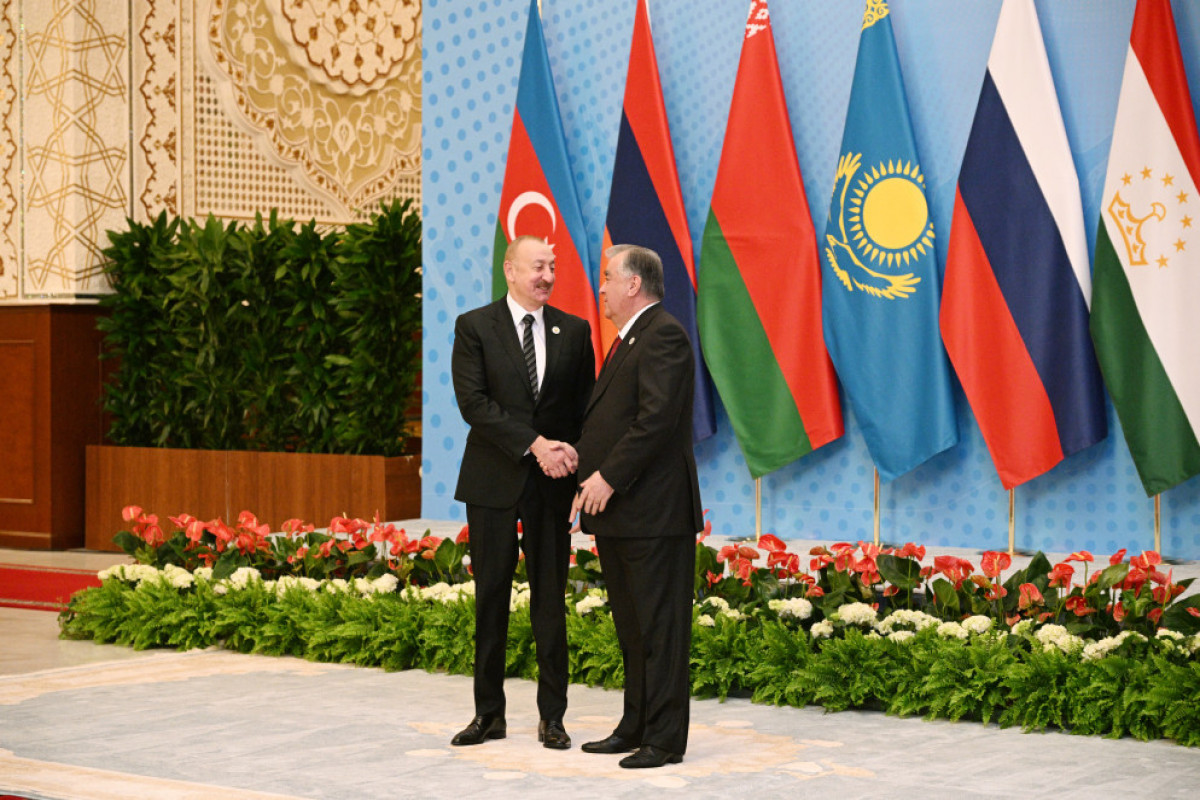 Réunion du Conseil des Chefs d’État de CEI à Douchanbé : Le président Aliyev arrive au Palais de la Nation