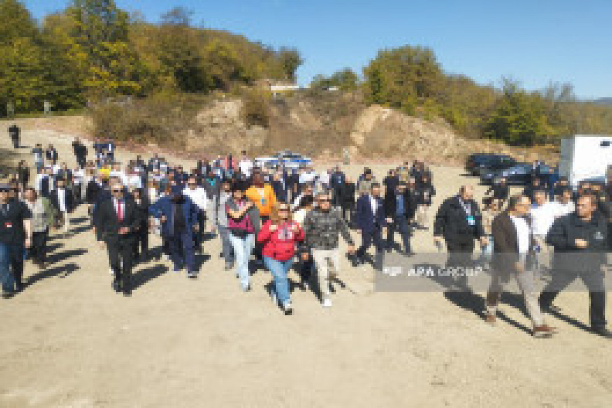 Les participants à la conférence internationale sur les personnes portées disparues visitent une fosse commune à Aghdéré - Photo - Vidéo 