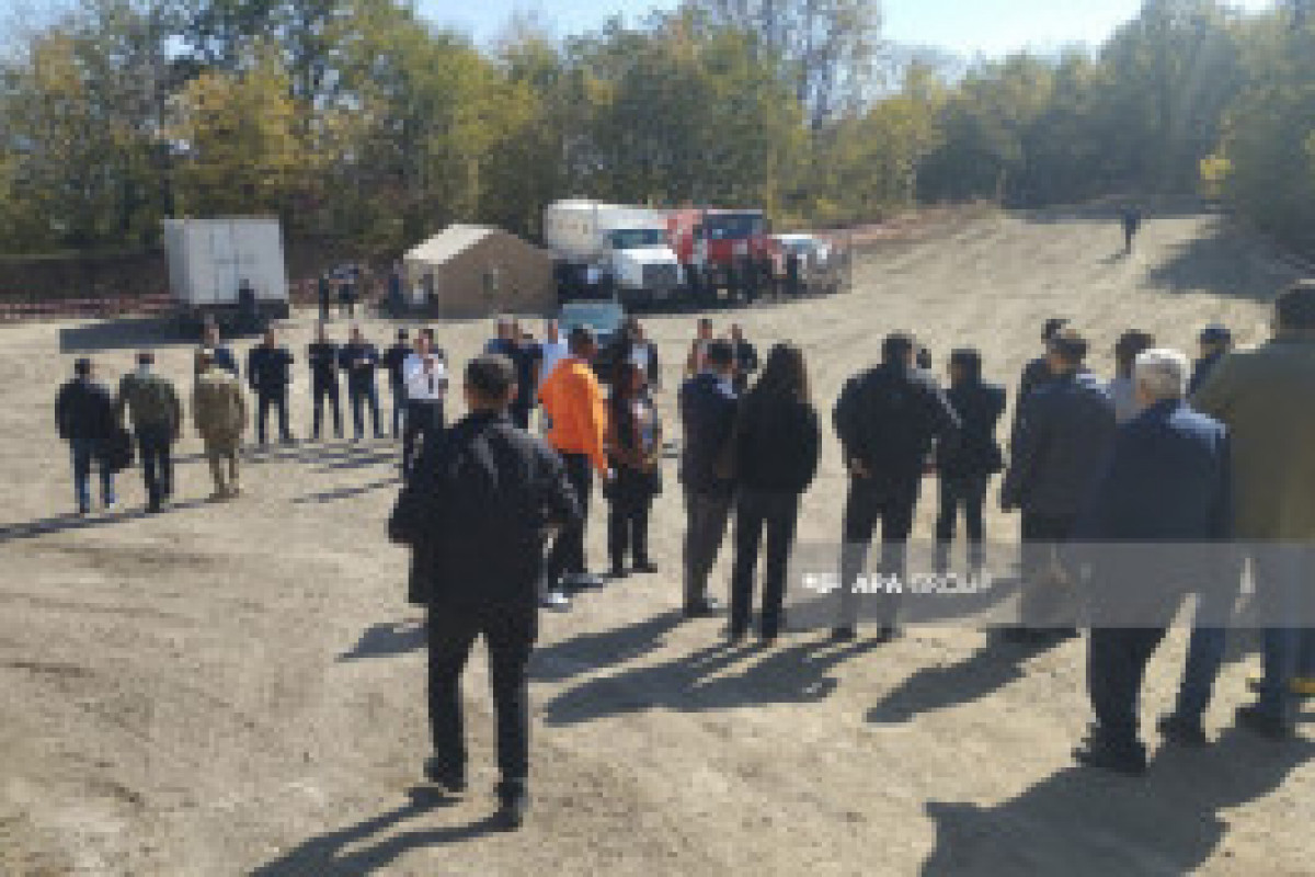 Les participants à la conférence internationale sur les personnes portées disparues visitent une fosse commune à Aghdéré - Photo - Vidéo 