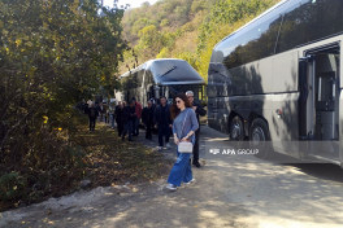 Les participants à la conférence internationale sur les personnes portées disparues visitent une fosse commune à Aghdéré - Photo - Vidéo 