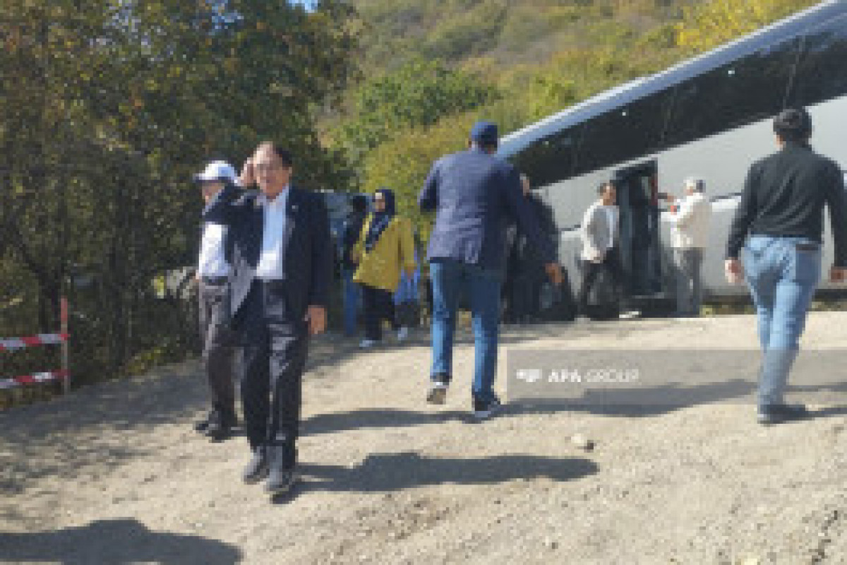 Les participants à la conférence internationale sur les personnes portées disparues visitent une fosse commune à Aghdéré - Photo - Vidéo 