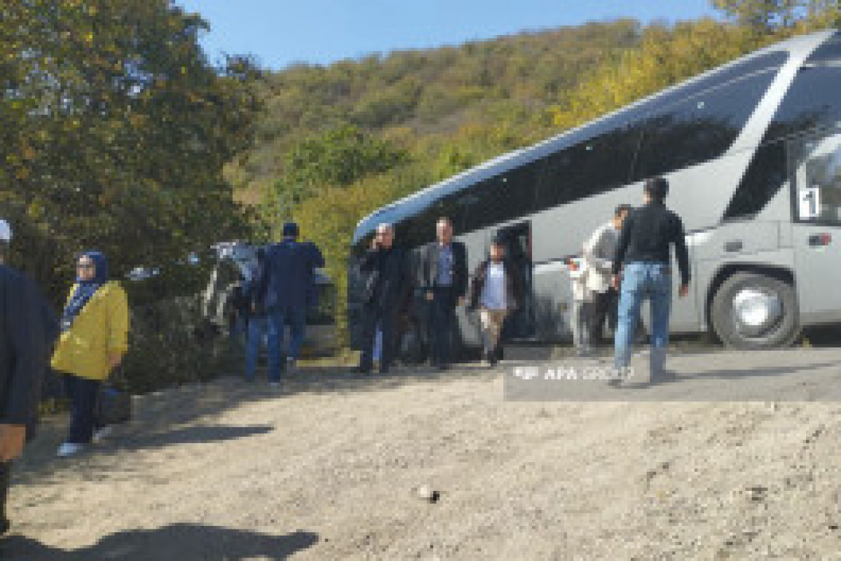 Les participants à la conférence internationale sur les personnes portées disparues visitent une fosse commune à Aghdéré - Photo - Vidéo 
