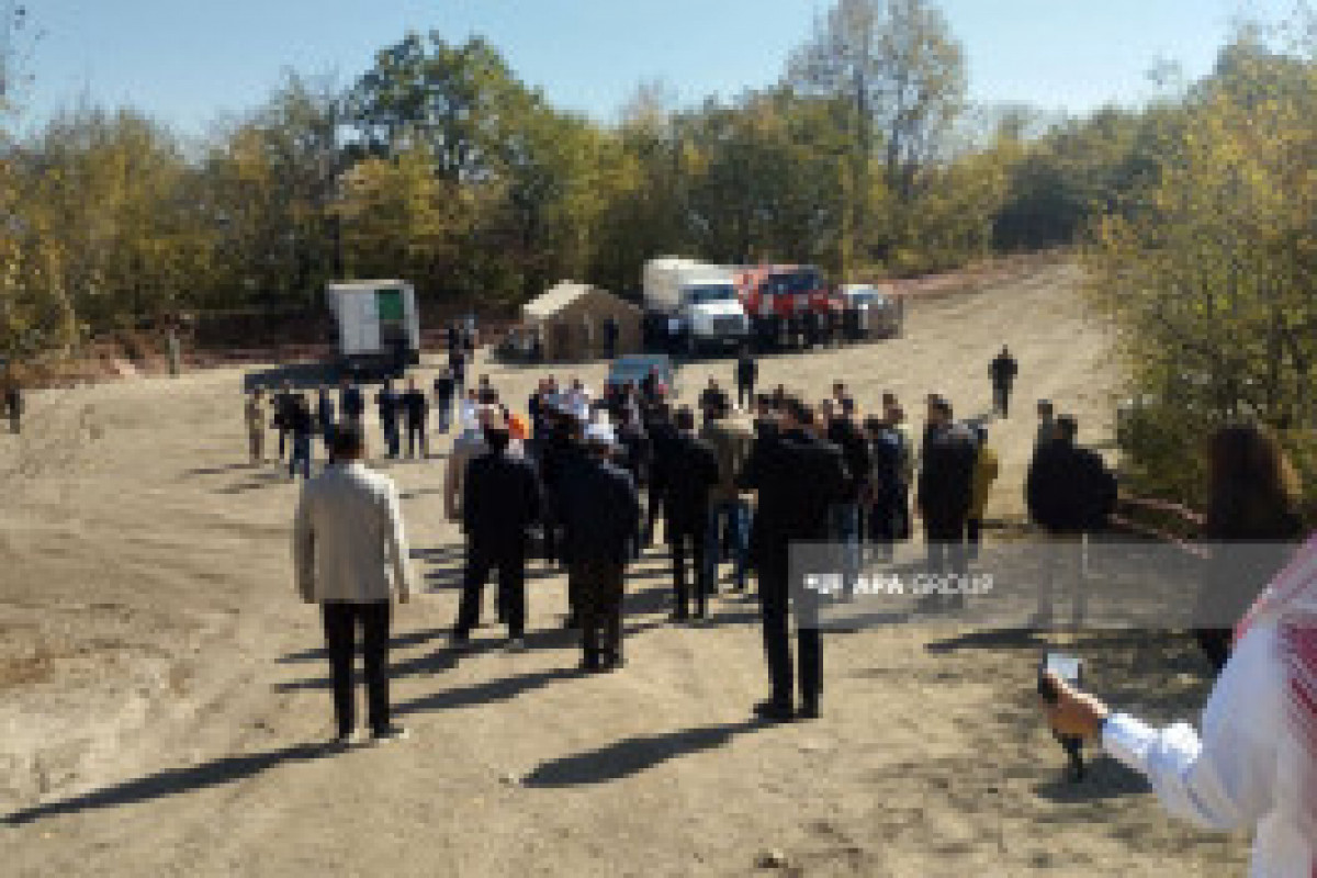 Les participants à la conférence internationale sur les personnes portées disparues visitent une fosse commune à Aghdéré - Photo - Vidéo 