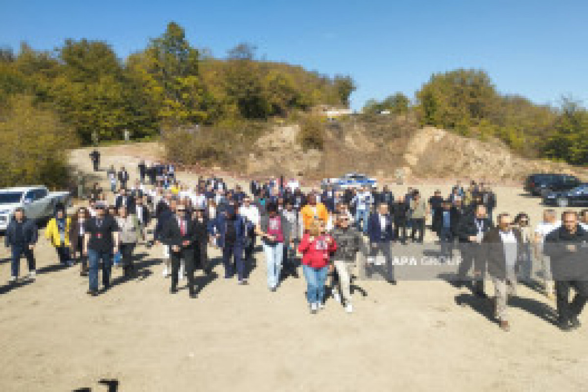 Les participants à la conférence internationale sur les personnes portées disparues visitent une fosse commune à Aghdéré - Photo - Vidéo 
