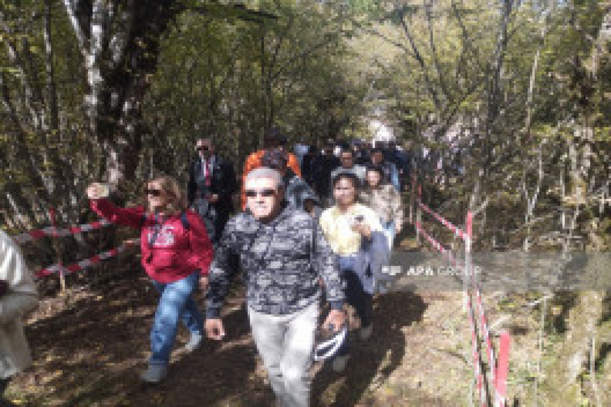 Les participants à la conférence internationale sur les personnes portées disparues visitent une fosse commune à Aghdéré - Photo - Vidéo 