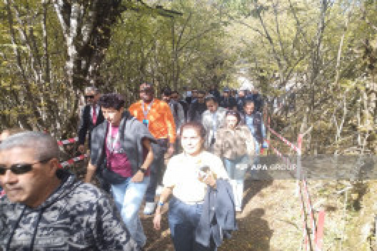 Les participants à la conférence internationale sur les personnes portées disparues visitent une fosse commune à Aghdéré - Photo - Vidéo 