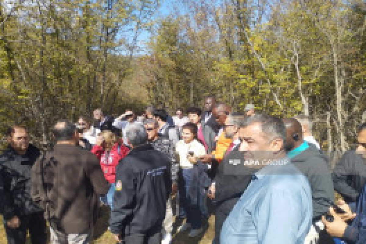 Les participants à la conférence internationale sur les personnes portées disparues visitent une fosse commune à Aghdéré - Photo - Vidéo 