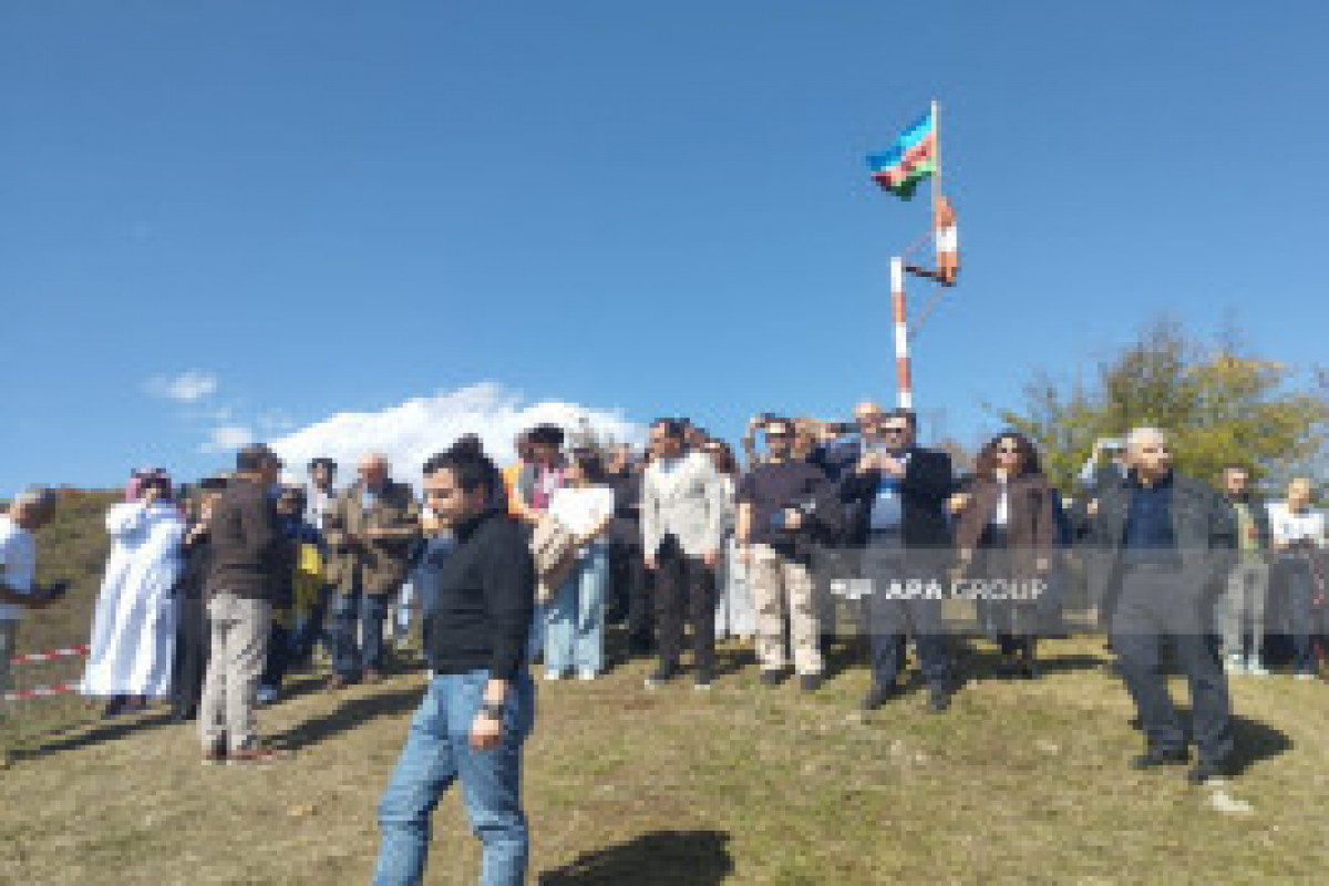 Les participants à la conférence internationale sur les personnes portées disparues visitent une fosse commune à Aghdéré - Photo - Vidéo 