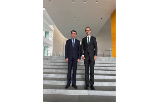 Hikmet Hadjiyev s'entretient avec le conseiller aux affaires étrangères et à la politique de sécurité du chancelier allemand