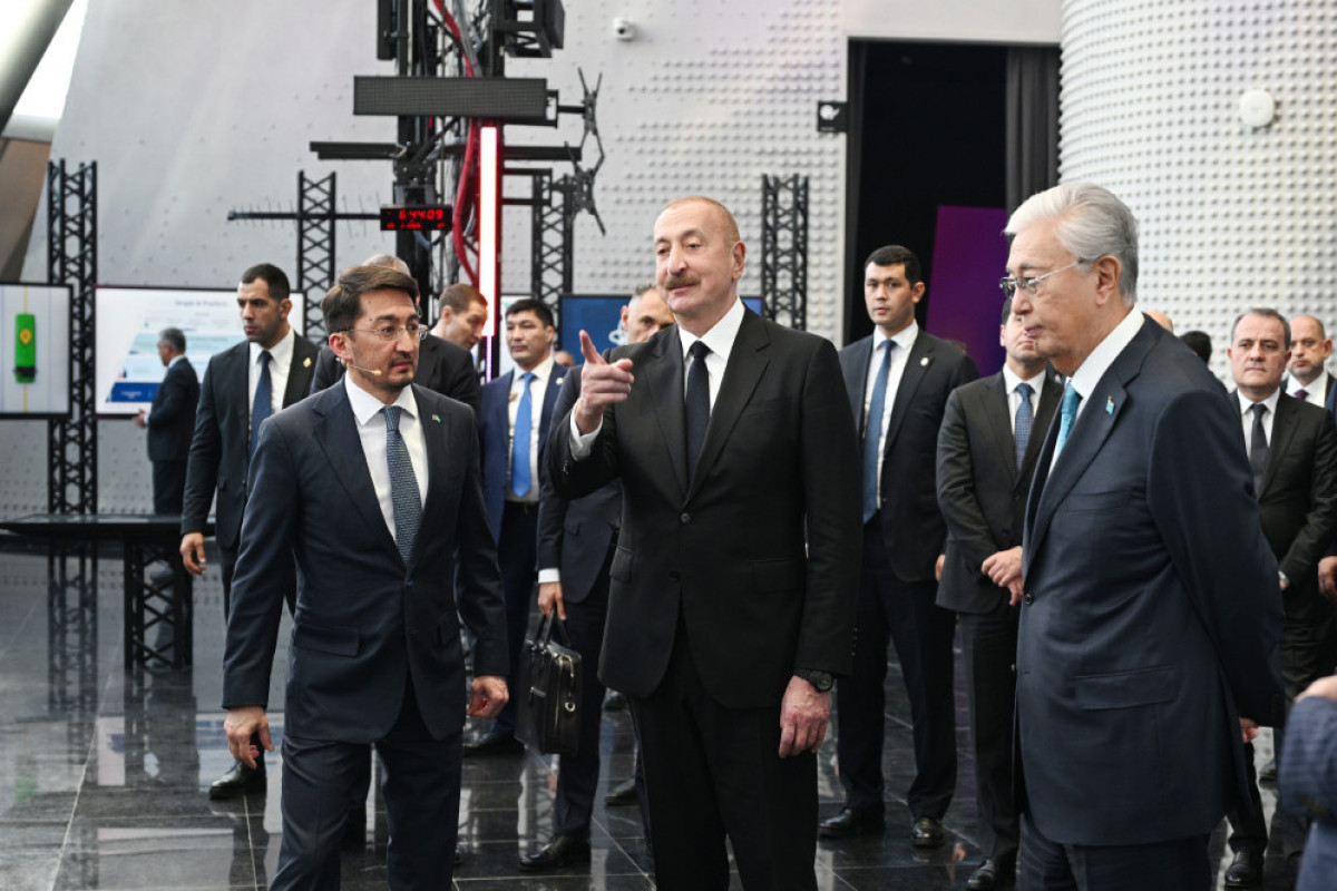 Astana : Les présidents Aliyev et Tokaïev visitent le Centre international d’IA « Alem.ai »