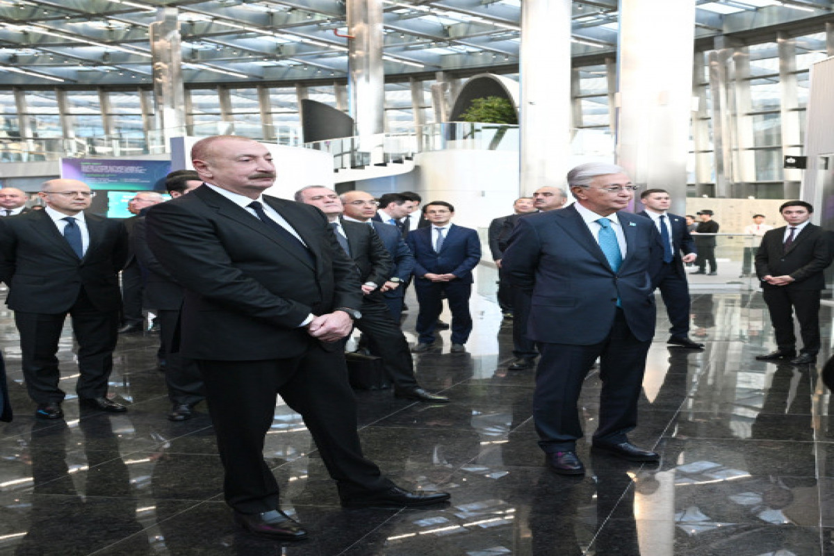 Astana : Les présidents Aliyev et Tokaïev visitent le Centre international d’IA « Alem.ai »