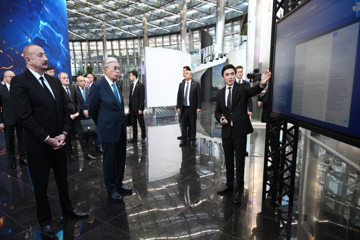 Astana : Les présidents Aliyev et Tokaïev visitent le Centre international d’IA « Alem.ai »