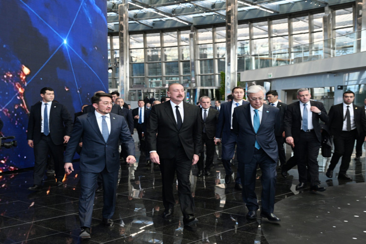Astana : Les présidents Aliyev et Tokaïev visitent le Centre international d’IA « Alem.ai »